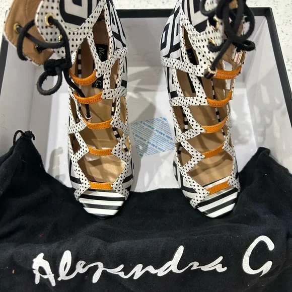 ⬇️PRICE 💐 Alejandra G - Black and White Bootie Heel - Size 37 - Picture 10 of 12